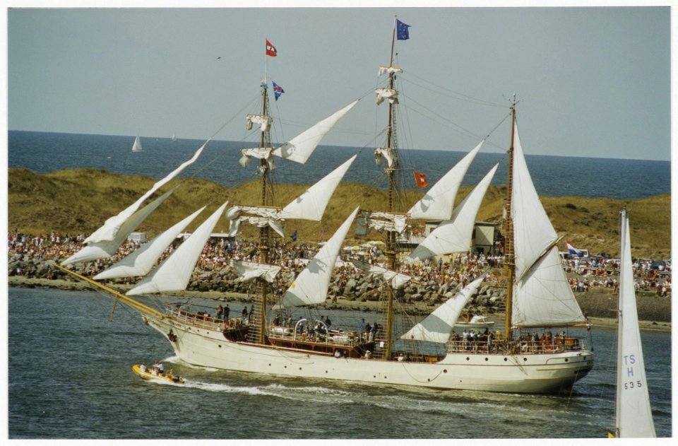 Na Sail '95 is de dwarsgetuigde driemast bark Europa op weg naar de Noordzee