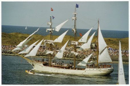 Na Sail '95 is de dwarsgetuigde driemast bark Europa op weg naar de Noordzee