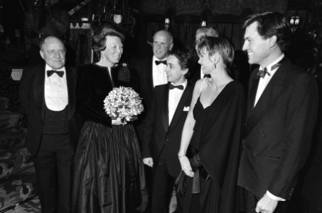 Na première film De Aanslag vlnr Kon. Beatrix , J. Kraaykamp, Marc van Uchele, Bestanddeelnr 933-5594