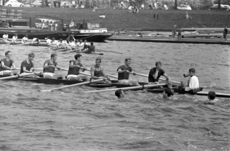 Na de overwinning enthousiast publiek rond de boot, Bestanddeelnr 922-5861