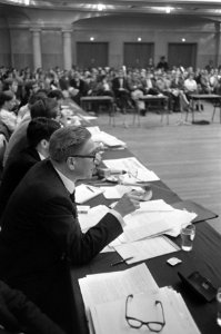 Naast de Minister (links) zit de heer J.K. Wiebenga (voorzitter Raad van Vijftig, Bestanddeelnr 921-6739