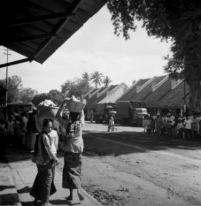 Na de bevrijding van Kepandjen (nabij Malang). Onmiddellijk na het binnentrekken, Bestanddeelnr 14945