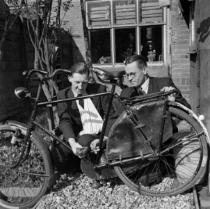 Na de bevrijding wordt een fiets opgegraven, Bestanddeelnr 900-2667