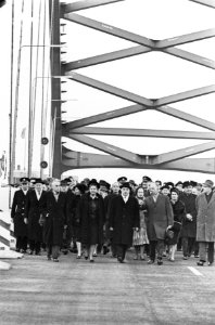 Naast minister Van Aartsen loopt koningin Juliana als eerste over de brug, Bestanddeelnr 917-3945