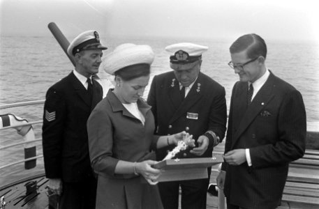 Na het afschieten biedt Luitenant ter zee C.J. de Jong Prinses Margriet het koor, Bestanddeelnr 921-5755