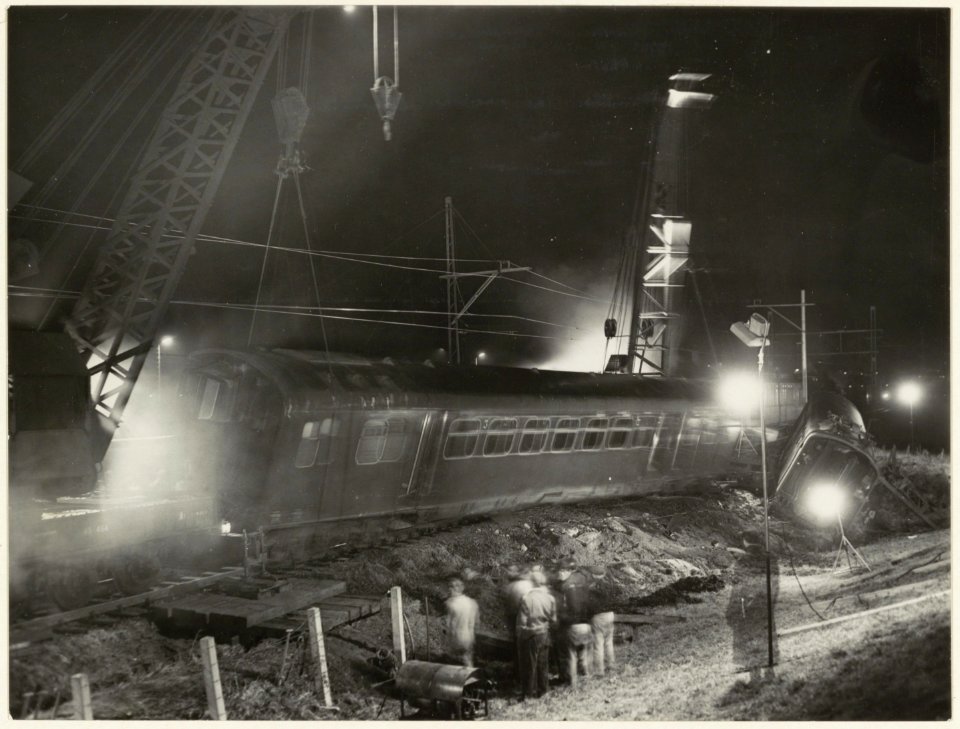 Na de ontsporing van een trein even voorbij Sloterdijk in de richting Haarlem wordt een der treinstellen weer op de rails gezet om te worden afgevoerd. NL-HlmNHA 1478 0070