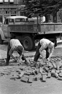 Na de onlusten in Amsterdam, stratenmakers aan het werk, Bestanddeelnr 919-2556