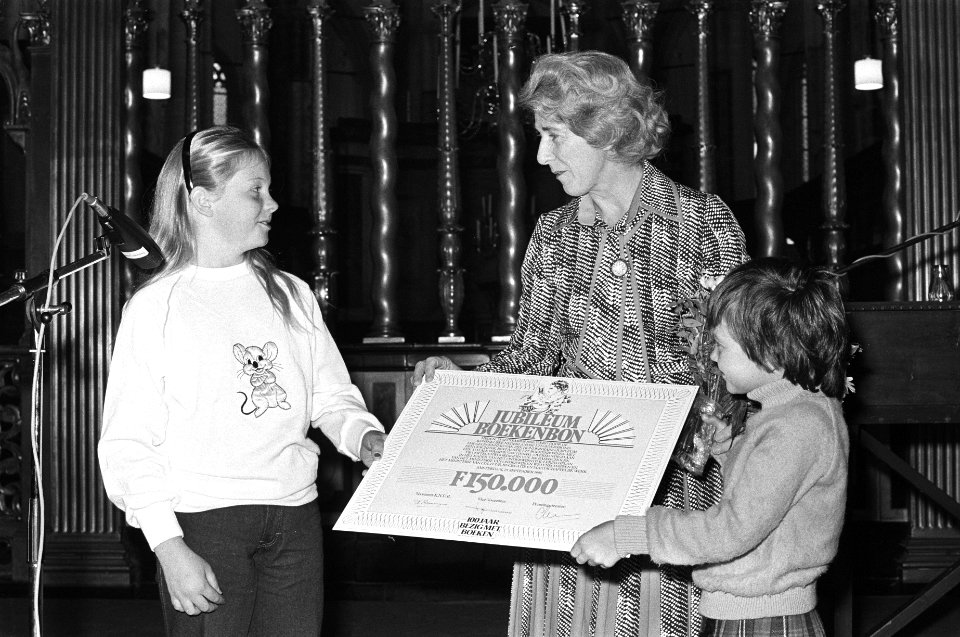 Na uitreiking ganzeveer in Nieuwe Kerk werd min. Gardeniers het jubileumgeschenk, Bestanddeelnr 931-0404