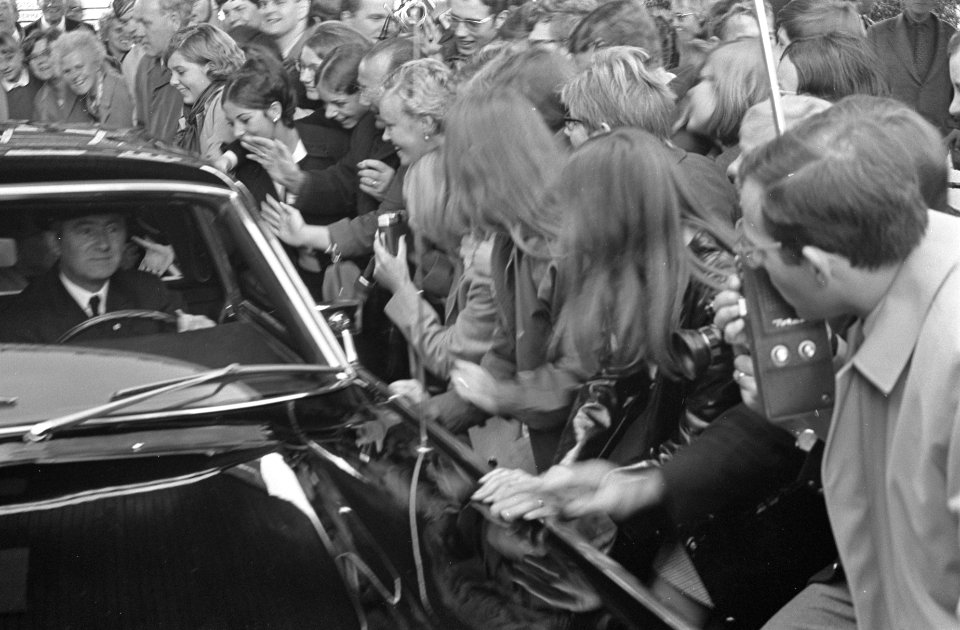 Na het vertrek van de koningin uit het ziekenhuis wordt haar auto omringd door b, Bestanddeelnr 921-7151