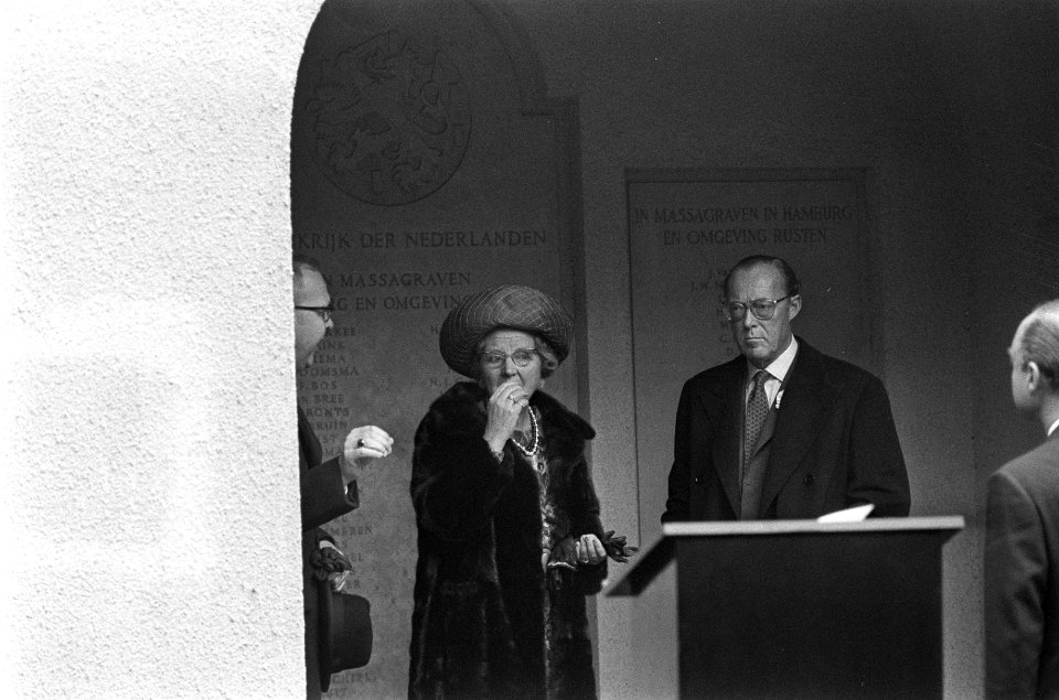 Na de kranslegging tekent koningin Juliana het gastenboek van de begraafplaats, Bestanddeelnr 925-0878