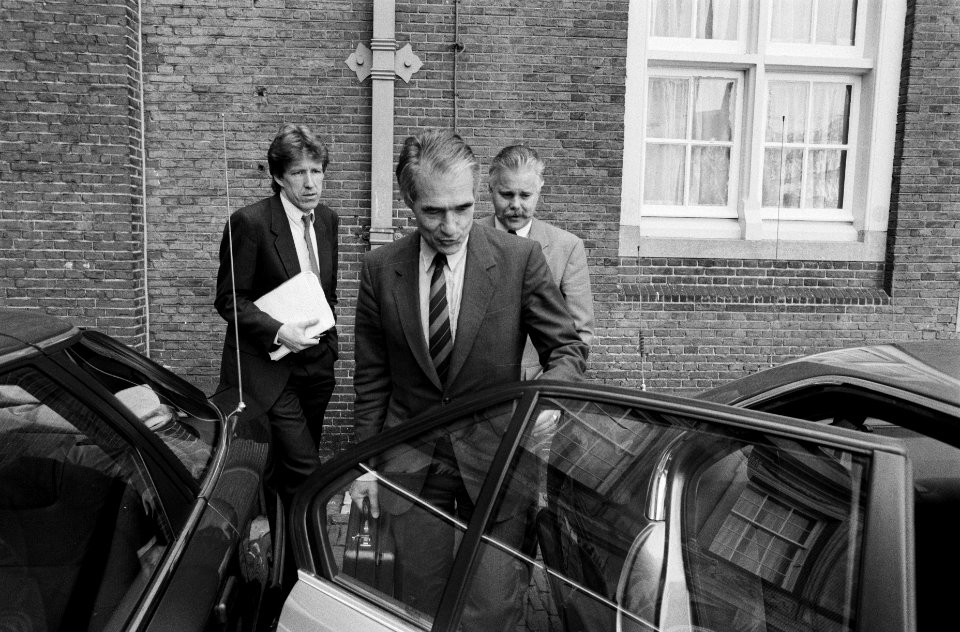 Na het kabinetsberaad vertrekt minister van Binnenlandse Zaken De Korte, Bestanddeelnr 934-4464