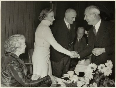 Na de uitvoering van Jeanne d 'Arc Au Bûcher in de Gem. Concertzaal t.g.v. het 40-jarig bestaan van de Haarlemse Oratorium Vereniging, wordt actrice Georgette Hagedoorn voorgesteld aan bur, NL-HlmNHA 54004092