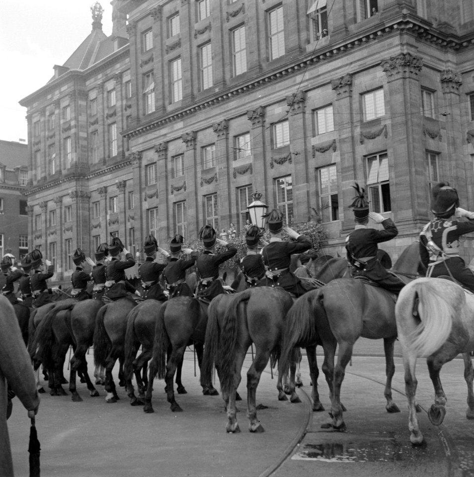 Na de rijtoer met de Gouden Koets door Amsterdam verscheen de koninklijke famili, Bestanddeelnr 255-7028