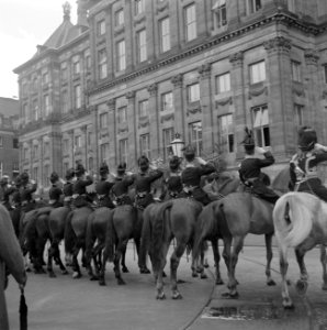 Na de rijtoer met de Gouden Koets door Amsterdam verscheen de koninklijke famili, Bestanddeelnr 255-7028