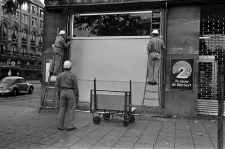 Na de rellen, smorgens zes uur , etalages van Bijenkorf worden dicht getimmerd, Bestanddeelnr 923-7775