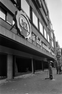 Na de rellen, smorgens zes uur , ruiten van C&A zij kapot, Bestanddeelnr 923-7776