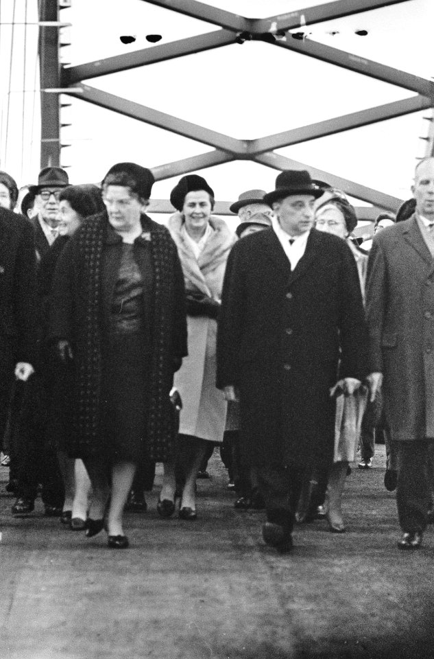 Naast minister Van Aartsen loopt koningin Juliana als eerste over de brug, Bestanddeelnr 917-3944
