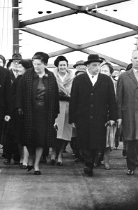 Naast minister Van Aartsen loopt koningin Juliana als eerste over de brug, Bestanddeelnr 917-3944