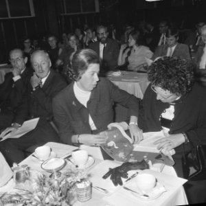 Naast koningin Juliana zit mej. Van Paassen van de lustrumcommissie, Bestanddeelnr 921-7204