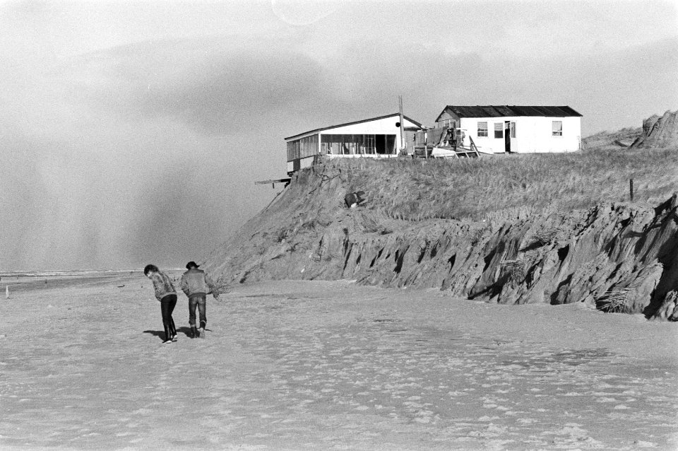 Na de hevige storm van deze week is een flink stuk van he eiland Texel verdwenen, Bestanddeelnr 931-2415