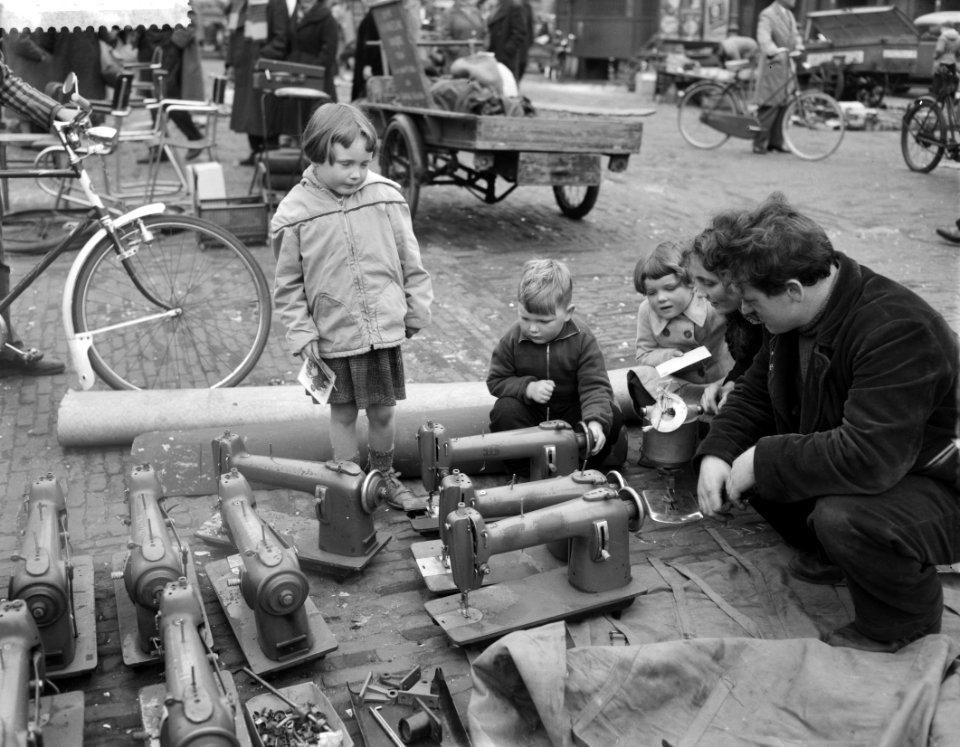 Naaimachines op de rommelmarkt op het Waterlooplein te Amsterdam, Bestanddeelnr 912-2233
