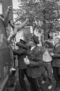 Na korte bezetting Iraanse ambassade worden bezetters weggevoerd, Bestanddeelnr 933-0958