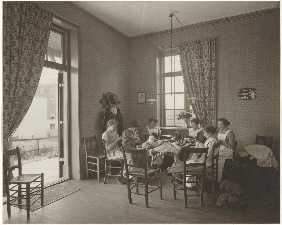 Naaikamer in het Haarlems Kindertehuis in de Thorbeckestraat, Inventarisnummer NL-HlmNHA 24115