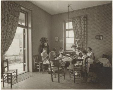 Naaikamer in het Haarlems Kindertehuis in de Thorbeckestraat, Inventarisnummer NL-HlmNHA 24115