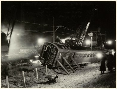 Na de ontsporing van een electrische trein even voorbij Sloterdijk in de richting Haarlem wordt een treinstel weggesleept. NL-HlmNHA 1478 0069