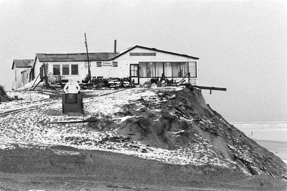 Na de hevige storm van deze week is een flink stuk van he eiland Texel verdwenen, Bestanddeelnr 931-2412
