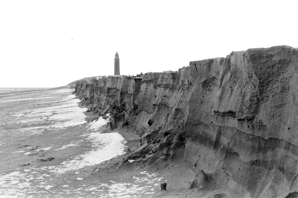 Na de hevige storm van deze week is een flink stuk van he eiland Texel verdwenen, Bestanddeelnr 931-2416