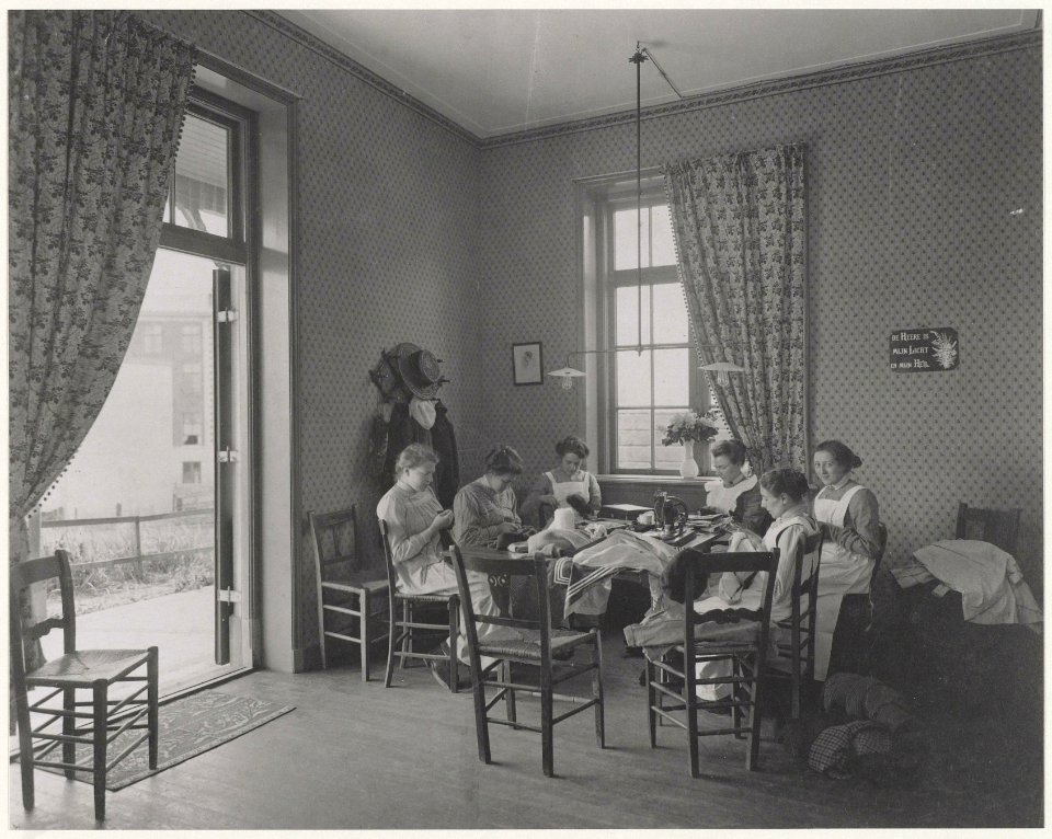 Naaikamer in het Haarlems Kindertehuis in de Thorbeckestraat, Inventarisnummer NL-HlmNHA 24116