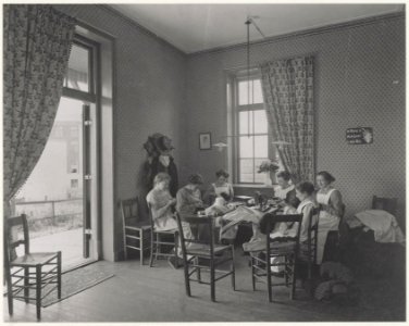 Naaikamer in het Haarlems Kindertehuis in de Thorbeckestraat, Inventarisnummer NL-HlmNHA 24116