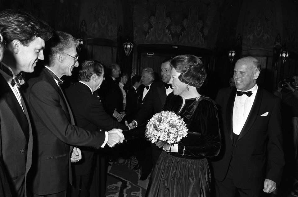 Na de première van de film De Aanslag schrijver Harry Mulisch schudt hand va, Bestanddeelnr 933-5596