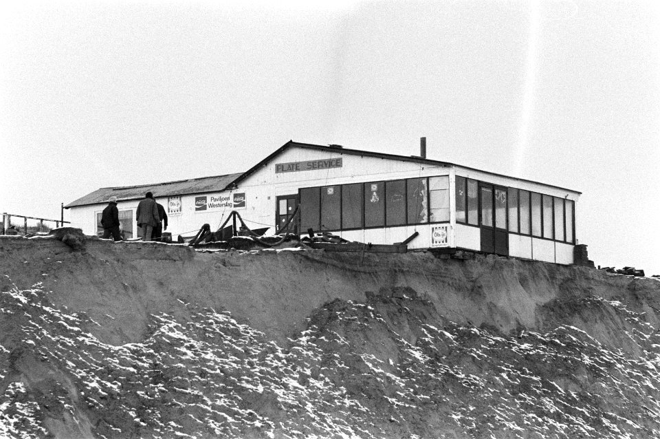 Na de hevige storm van deze week is een flink stuk van he eiland Texel verdwenen, Bestanddeelnr 931-2414