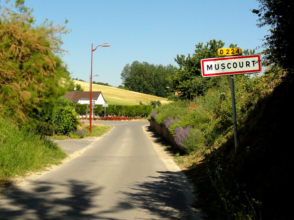 Muscourt (Aisne) city limit sign