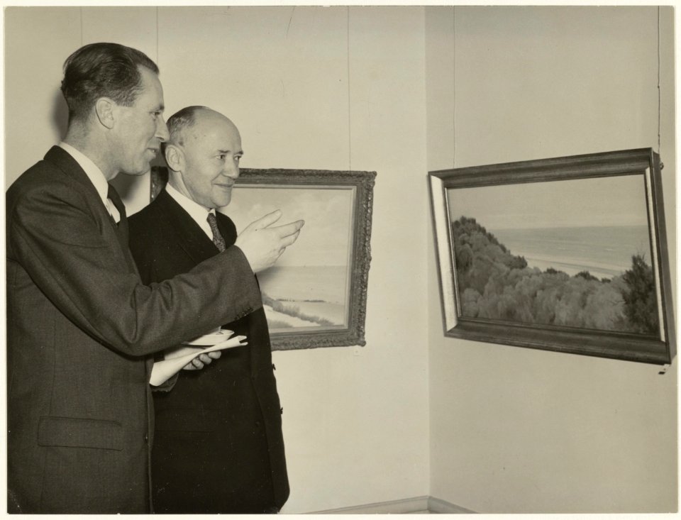 Museum Het Huis Van Looy Kleine Houtweg. Burgemeester M.A. Reinalda en wethouder D.J.A. Geluk tijdens een tentoonstelling. NL-HlmNHA 54005466