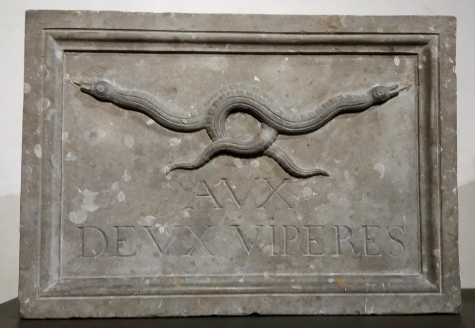 Musées Gadagne - Enseigne aux deux vipères