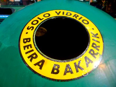 Mutilva (Valle de Aranguren) - Contenedores de reciclaje 3