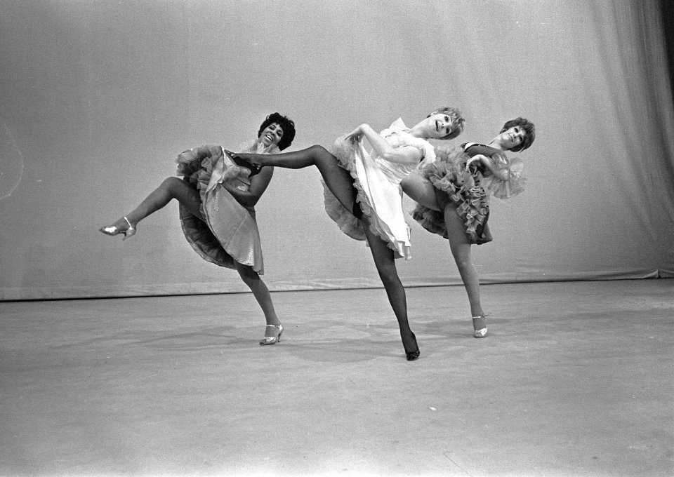 Musical Sweet Charity Spaanse dans, v.l.n.r. Milly Scott , Jasperina de Jong ,, Bestanddeelnr 921-8946