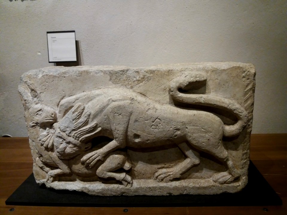 Musées Gadagne - Abbaye de l'Île-Barbe, élément de frise en calcaire - Lion dévorant un cerf