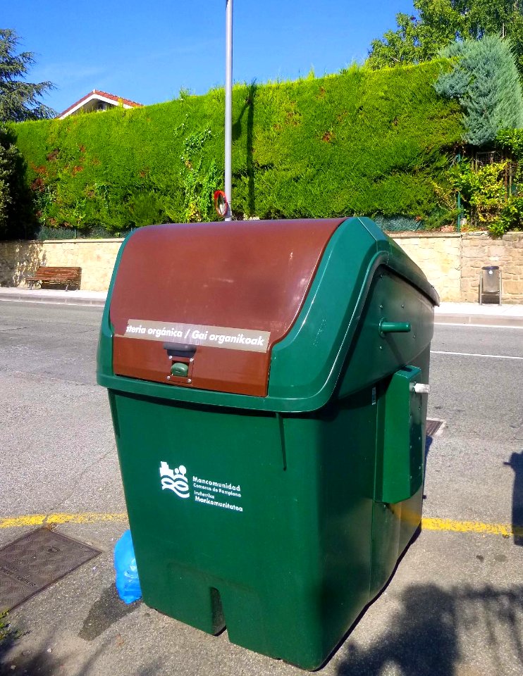 Mutilva (Valle de Aranguren) - Contenedores de reciclaje 2