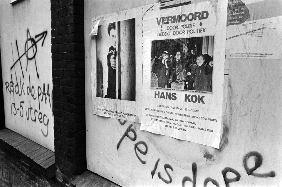 Muuropschriften in verband met dood kraker in cel Amsterdam posters Van Thijn sc, Bestanddeelnr 933-4810