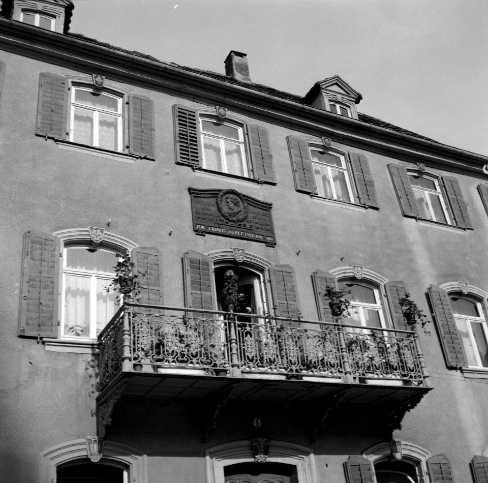 Muursteen en balkon van het Beethoven-huis aan de Deutschordenplatz, Bestanddeelnr 254-4542
