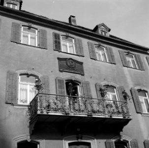 Muursteen en balkon van het Beethoven-huis aan de Deutschordenplatz, Bestanddeelnr 254-4542