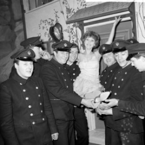 Musical No No Nanette in Carré, Marijke Morley te midden van brandweerlieden, Bestanddeelnr 917-4487