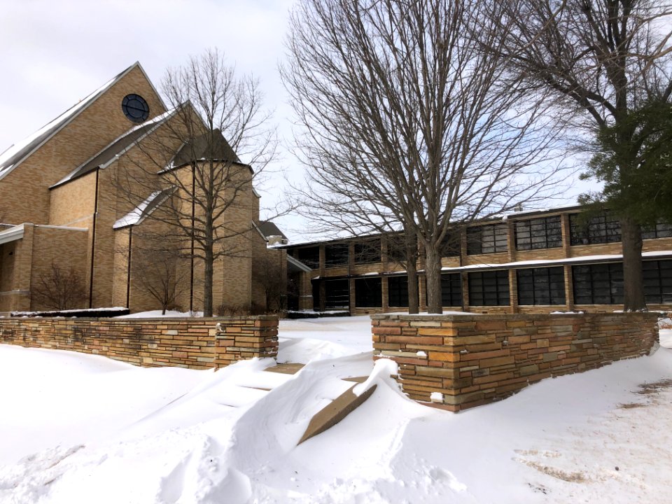 Muskogee snowstorm 2021-02-15 St Paul United Methodist Church courtyard SE