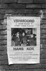 Muuropschriften in verband met dood kraker in cel Amsterdam posters Van Thijn sc, Bestanddeelnr 933-4808