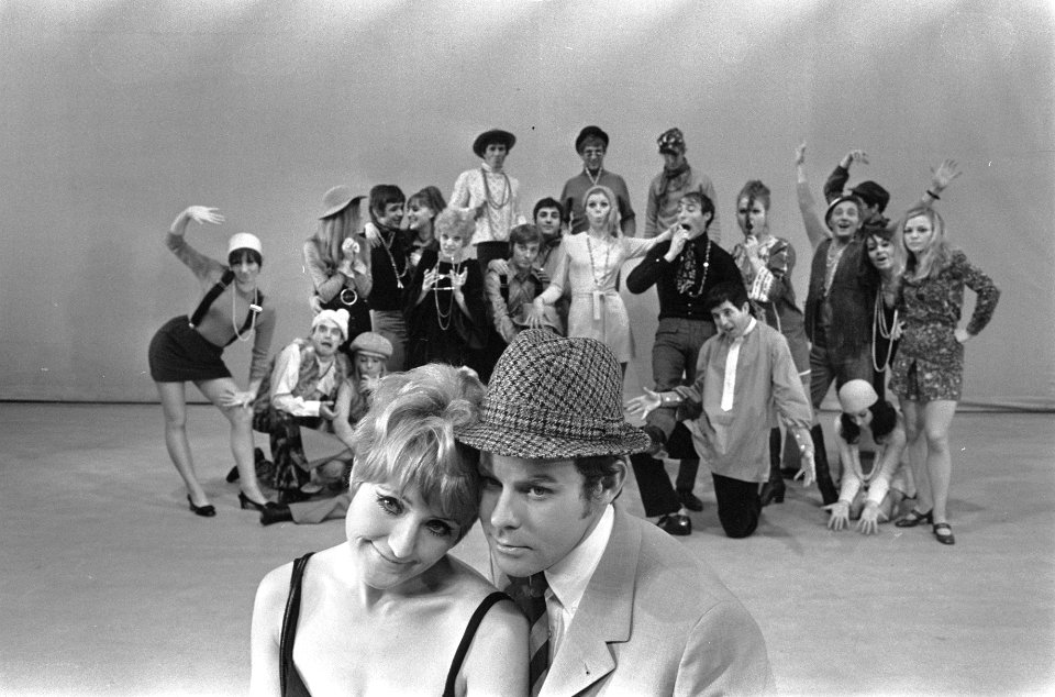 Musical Sweet Charity Jasperina de Jong en Jacco van Renesse met op achtergron, Bestanddeelnr 921-8943