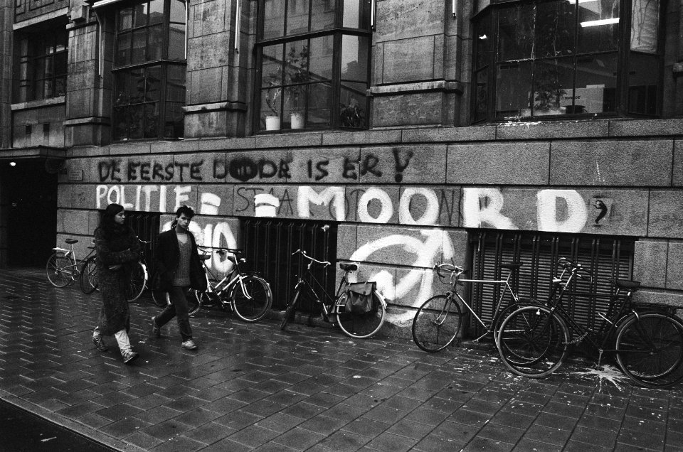Muuropschriften in verband met dood kraker in cel Amsterdam, Bestanddeelnr 933-4811